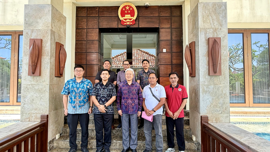 Perbekel Darmasaba menghadiri undangan resmi dari Konsulat Jenderal Republik Rakyat Tiongkok (RRT) di Denpasar.